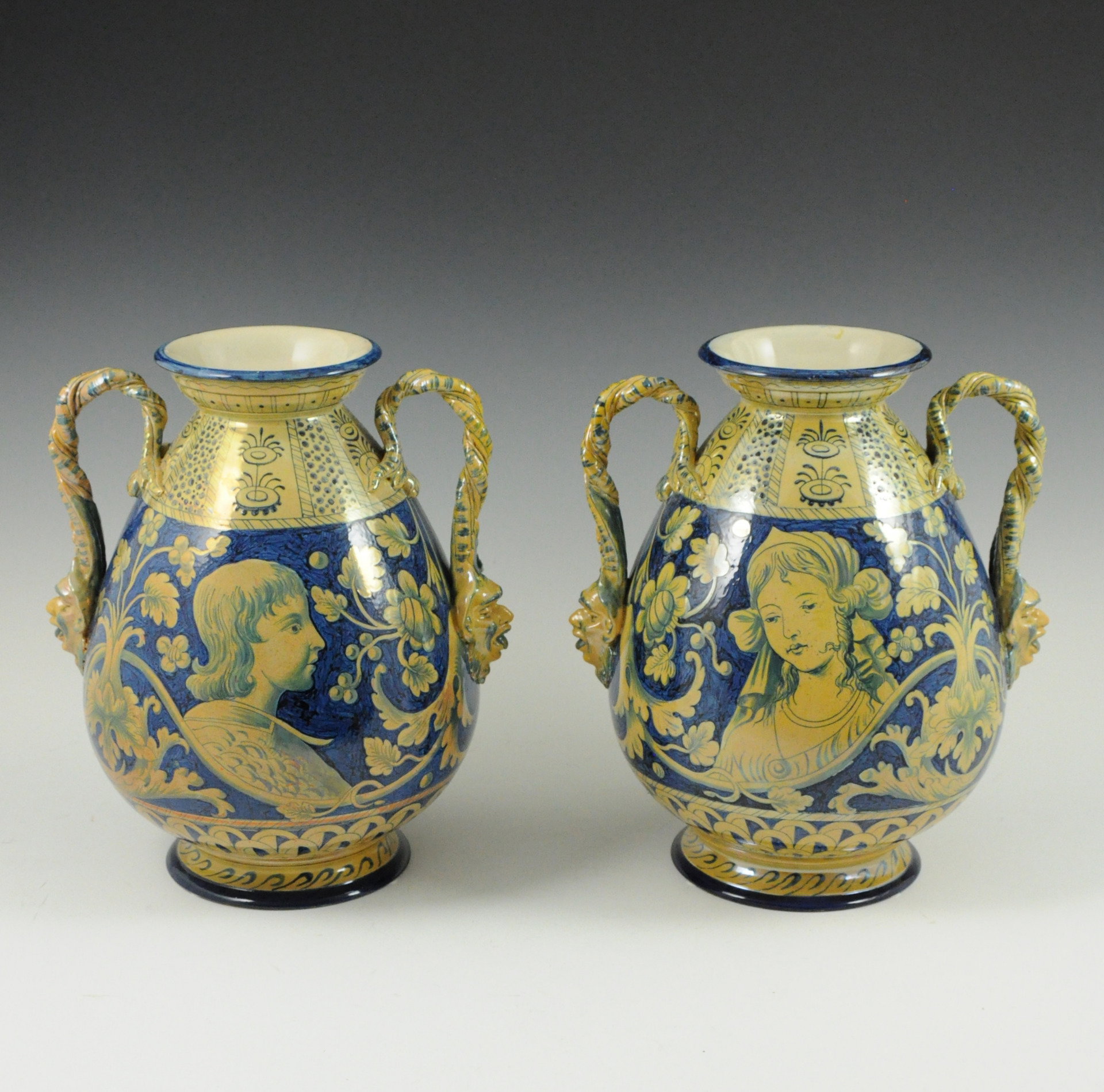 Paire de vases ovoïdes avec anses en forme de sarments entrelacés et mascarons, décorés de portraits Renaissance